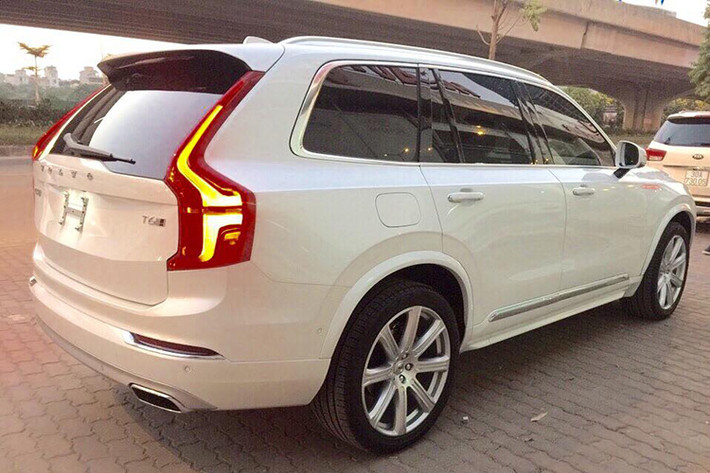 Phía sau chiếc xe vẫn tiếp tục giữ nguyên lối thiết kế giản dị nhưng tinh tế của Volvo với dòng chữ nổi chạy ngang, một số logo nhỏ cùng phần ốp dưới cản sau mạ chrome. Các đèn hậu của xe khá mỏng, đặt dọc theo chiều cao xe là đặc điểm truyền thống của dòng XC90.