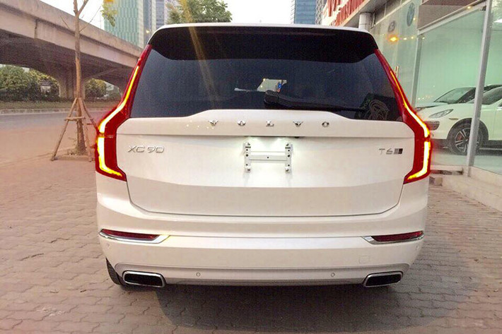 Trên phiên bản XC90 thế hệ mới này, đèn hậu của chiếc xe cũng đã được nâng cấp lên công nghệ chiếu sáng LED ấn tượng hơn, trong khi phía sau xe được thiết kế vuông vức cùng cặp ống xả mạ chrome sáng bóng ấn tượng là điểm nhấn cho phân đuôi chiếc SUV hạng sang này.