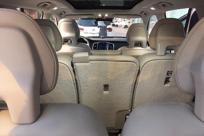 Nội thất của chiếc Volvo XC90 được nhập về Việt Nam này có những tùy chọn nội thất mang đậm phong cách Bắc Âu như các ghế ngồi màu kem sáng bọc da Nappa cao cấp cùng với những chi tiết ốp gỗ óc chó Thụy Điển có vân cực đều. Phía trên trần xe là một cửa sổ trời panorama cực rộng, phủ hết hàng ghế sau của xe.