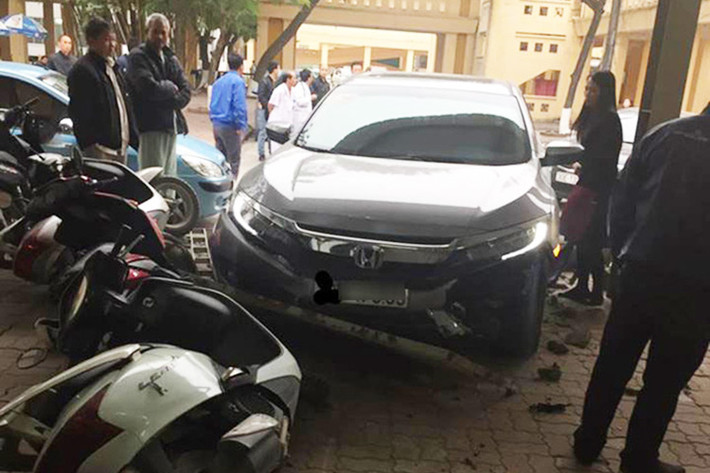 Tại hiện trường vụ tai nạn, chiếc Honda Civic 2017 bị hư hỏng phần đầu xe. Cản va trước của chiếc xe cũng đã bị vỡ nát do va chạm với lan can. Các mảnh vỡ của chiếc xe và gạch đá nằm vương vãi tại nhà xe..
