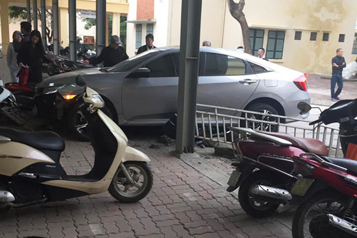 Qua hình ảnh hiện trường vụ tai nạn, nhiều người đoán người điều khiển chiếc Honda Civic 2017 màu xám này mang biển kiểm soát Hà Nội đã bị mất lái. Bên cạnh đó, cũng có người nghĩ người lái chiếc Honda Civic đời mới này bị nhầm lẫn giữa chân ga và chân phanh.