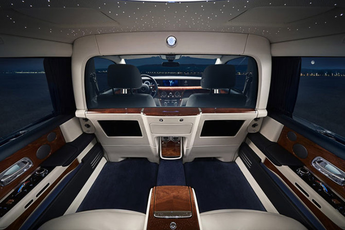 Trước đó, một bản Rolls-Royce Phantom đặc biệt màu trắng cam có vách ngăn đã xuất hiện tại Abu Dhabi. Rolls-Royce Phantom phiên bản trục cơ sở kéo dài này được trang bị kính chỉnh điện, phân chia cabin trước và sau. Hành khách phía sau có thể chỉnh kính sang màu đục, ở chế độ mặc định kính vẫn trong suốt.