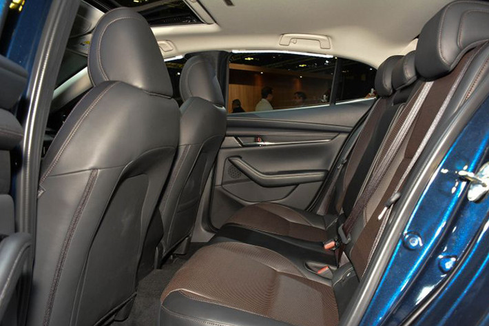 Về công nghệ, Mazda3 mới sẽ có thêm một số tính năng hỗ trợ người lái như Cruise & Trafic Support (CTS) tích hợp khả năng tự động điều chỉnh chân ga, phanh và đánh lái khi gặp tắc đường hay cảnh báo va chạm ngang phía trước.