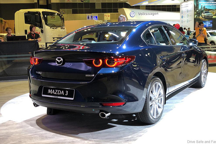 Mẫu xe Mazda3 thế hệ thứ 4 xuất hiện trong sự kiện này với kiểu dáng sedan. Xe sở hữu kích thước lớn hơn thế hệ cũ. Cụ thể, xe có chiều dài 4.662 mm (tăng 82 mm), rộng 1.797 mm (tăng 2 mm), cao 1.445 mm (tăng 5 mm) và chiều dài cơ sở 2.725 mm (tăng 25 mm).