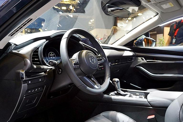 Bên trong của mẫu xe sedan Mazda3 2019 là không gian nội thất được thiết kế kiểu 2 tầng với màn hình cảm ứng 8,8 inch nằm ở trên đỉnh mặt táp-lô, phục vụ hệ thống thông tin giải trí MZD Connect phiên bản mới nhất.