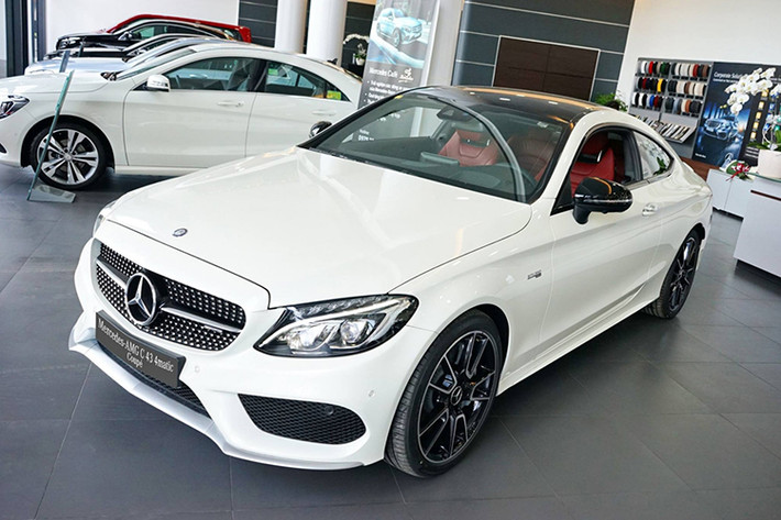 Với những ai không đủ tài chính để mua chiếc C63 AMG, Mercedes-Benz sẽ mang đến lựa chọn C43 AMG với giá thấp hơn. Tất nhiên, sức mạnh của mẫu xe này không thể so sánh được với người anh em của mình. Về thiết kế, Mercedes C43 AMG Coupe phiên bản 2017 mới có ngoại hình không khác nhiều so với người tiền nhiệm C63 Coupe.