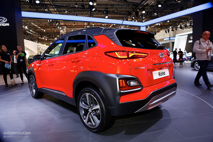 Phiên bản cao cấp nhất Hyundai Kona Premium GT 2018 sẽ sử dụng khối động cơ Turbo dung tích 1.6L GDi, công suất 177 mã lực mô men xoắn 265 Nm, đi kèm hộp số ly hợp kép 7 cấp và hệ dẫn động 4 bánh. Với phiên bản này, Kona 2018 mới có khả năng tăng tốc từ 0-100 km/h chỉ trong 7,9 giây và đạt tốc độ tối đa 204 km/h.