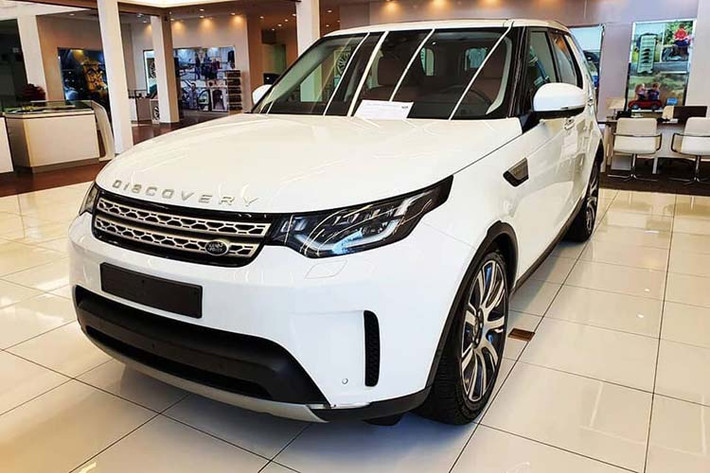 Về truyền động, xe sở hữu khối động cơ 4 xy-lanh tăng áp cho ra công suất tối đa 240 mã lực và mô-men xoắn cực đại 340 Nm. Đi kèm với đó là hộp số tự động 9 cấp và hệ dẫn động AWD. Giá xe Land Rover Discovery 2020 chính hãng khởi điểm từ 2,8 tỷ đồng tại thị trường Việt Nam.