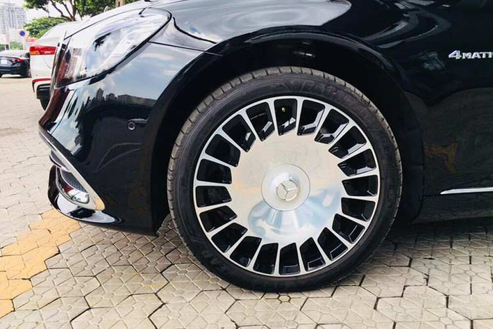 Mẫu xe siêu sang Mercedes-Maybach S560 4Matic mới này sở hữu bộ mâm đa chấu kép mới mạ crôm khoẻ khoắn, đuôi xe xuất hiện nhiều dấu hiện nhận biết đây là phiên bản Mercedes-Maybach như logo Maybach hay ống xả kép mạ crôm...