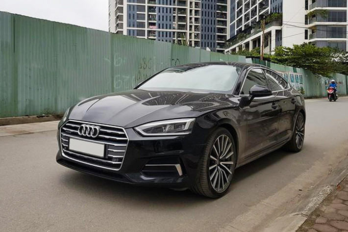 Cụ thể, chiếc xe sang Audi A5 Sportback 2.0 TFSI Quattro 2017 đặc biệt này là một trong khoảng 400 xe bao gồm các dòng xe Audi như: Q5, Q7, A4, A5, A6,... vốn được Audi Việt Nam đưa về hồi tháng 08/2017 để phục vụ làm phương tiện đi lại cho các Nguyên Thủ Quốc Gia tại Hội nghị Thượng đỉnh APEC 2017.