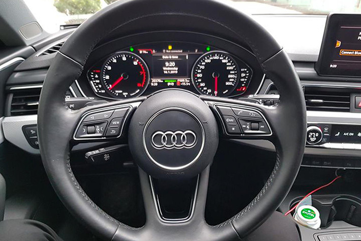 Bảng táp-lô A5 Sportback cũng có thiết kế không đổi so với A4, với các tùy chọn như đèn chiếu sáng thông minh và bảng đồng hồ kỹ thuật số Virtual Cockpi với màn hình hiển thị đa thông tin 12,3 inch. Hệ thống thông tin giải trí sử dụng một màn hình 8,3 inch trên bảng táp-lô, điều khiển bằng touchpad hay núm xoay trên bệ trung tâm.