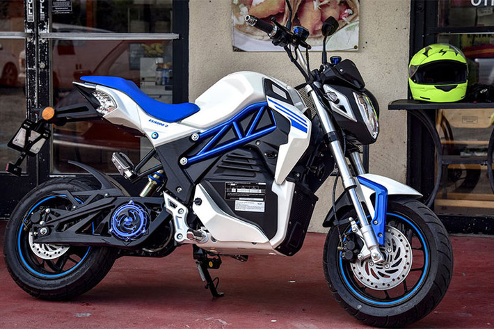 Vào hồi tháng 1/2018 vừa qua, công ty sản xuất xe hai bánh California Scooter (CSC) đã chính thức cho ra mắt mẫu xe môtô điện Mỹ - CSC City Slicker. Được biết, mẫu xe này sẽ nhắm đến thị trường đông dân nhất thế giới khi mà việc tạo điều kiện cho loạt "xe xanh" lăn bánh nhằm giảm ô nhiễm khí thải đang ngày một tăng cao tại đây.