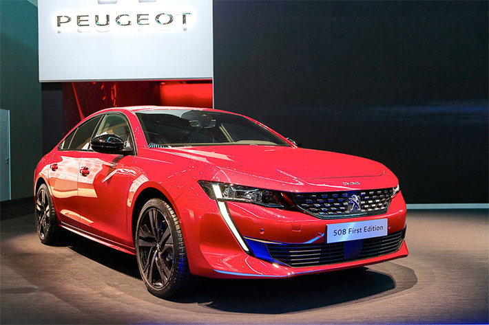 Tại triển lãm Geneva Motor Show 2018, mẫu xe Peugeot 508 mới đã có màn ra mắt chính thức vô cùng thành công. Xe đã từ bỏ kiểu dáng bo tròn của thế hệ cũ để biến đổi thành một mẫu xe bóng bẩy, hiện đại, thể thao và thực dụng hơn, sẵn sàng cạnh tranh với Toyota Camry.
