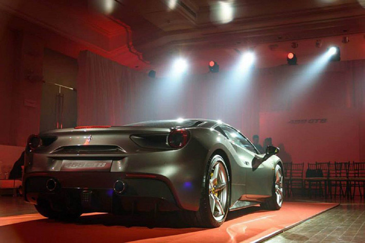 Nhận nhiệm vụ truyền tải 660 sức ngựa từ động cơ V8 3.9L xuống hai bánh sau trên Ferrari 488 GTB vẫn là bộ ly hợp kép 7 tốc độ trên 458 Italia nhưng đã được Ferrari tinh chỉnh lại.