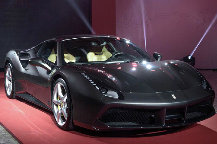 Ferrari 488 GTB được cung cấp công suất 660 mã lực tại vòng tua 8,000 vòng/phút và mô-men xoắn cực đại 760 Nm. Điều bất ngờ là mô-men xoắn trên 488 GTB thậm chí còn cao hơn F12 Berlinetta với động cơ V12 6.0L.