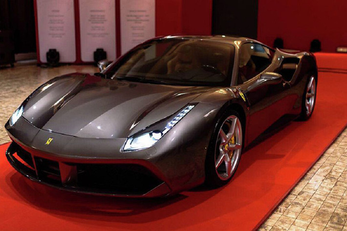 Ferrari 488 GTB sử dụng động cơ V8 3.9L twin-turbocharged, mạnh hơn đáng kể so với động cơ hút khí tự nhiên V8 4.5L trên Ferrari 458 Italia tiêu chuẩn. Con số thực tế đúng như vậy.