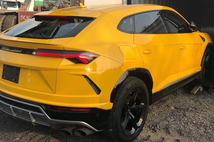 Ngoài bộ áo màu vàng độc đáo, siêu SUV Lamborghini Urus thứ 3 tại Việt Nam còn có các điểm nhấn với một số chi tiết sơn màu đen như cản va trước, nẹp sườn bên hông và cuối cùng là bộ mâm 5 chấu đơn sơn đen giúp cho ngoại hình siêu SUV này trở nên cứng cáp hơn. Ngoài ra, cản va sau của xe sơn màu xám và cặp ống xả kép sơn đen nhám.