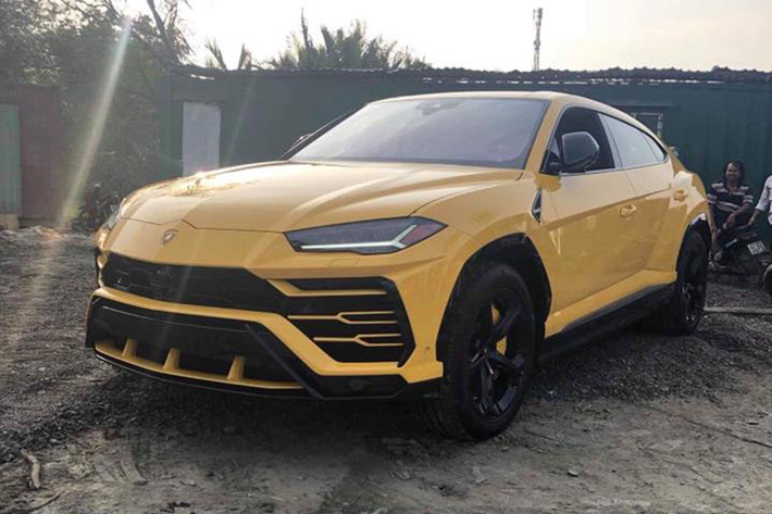Sau hai chiếc đầu tiên được nhập khẩu chính hãng, siêu SUV Lamborghini Urus thứ 3 tại Việt Nam vừa mới được khui công. Xe do một công ty nhập khẩu tư nhân tại TP HCM đưa về nước. Đây cũng là chiếc Urus đầu tiên về Việt Nam theo diện nhập khẩu không chính hãng.