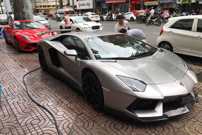 Bộ body kit độ DMC mang đến cho bộ mặt của siêu xe Lamborghini Aventador LP700-4 cánh lướt gió bằng sợi carbon, chi tiết này vừa tăng tính khí động học cho xe cũng giúp ngoại hình "siêu bò" trở nên khác biệt so với xe nguyên bản. Bên hông siêu xe Lamborghini Aventador LP700-4 cũng được hãng độ đến từ Đức trang bị nẹp lườn bằng sợi carbon.