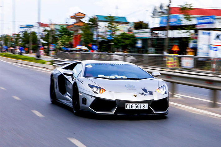 Điểm nhấn cuối cùng ở ngoại hình chiếc Lamborghini Aventador LP700-4 độ body kit sợi carbon DMC độc nhất Việt Nam là bộ mâm 5 chấu kép có thiết kế tương tự như phiên bản mui trần hay thuộc bản giới hạn Aventador LP720-4 50º Anniversario. Về nguyên bản, giá xe Lamborghini Aventador LP700-4 chính hãng khoảng hơn 20 tỷ đồng.