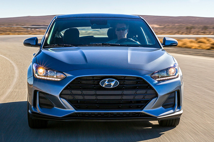Hyundai cho biết, các phiên bản Veloster 2020 mới đều được trang bị kết nối và an toàn cơ bản gồm hệ thống đèn pha LED ban ngày, hệ thống camera lùi kèm hướng dẫn lùi chuồng, hệ thống cảnh báo khoảng cách đỗ xe và kiểm soát áp suất lốp.