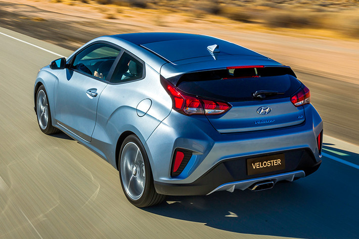 "Trái tim" của Hyundai Veloster bản tiêu chuẩn là khối động cơ 2.0L hút khí tự nhiên, cho ra công suất tối đa 147 mã lực và 180 Nm mô-men xoắn cực đại. Đi kèm với phiên bản này còn là tuỳ chọn hộp số tay 6 cấp tiêu chuẩn hoặc hộp số tự động 6 cấp.