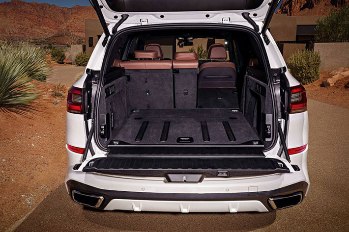 Về động cơ, BMW X5 2019 mới sẽ có 2 phiên bản động cơ Xăng và Dầu bao gồm: Động cơ xăng V8 4.4L tăng áp kép cho công suất tối đa 462 mã lực + 650 Nm (X5 xDrive50i; không bán tại châu Âu); 6 xy-lanh (I6) 3.0L tăng áp cho công suất 340 mã lực + 620 Nm (X5 xDrive40i).