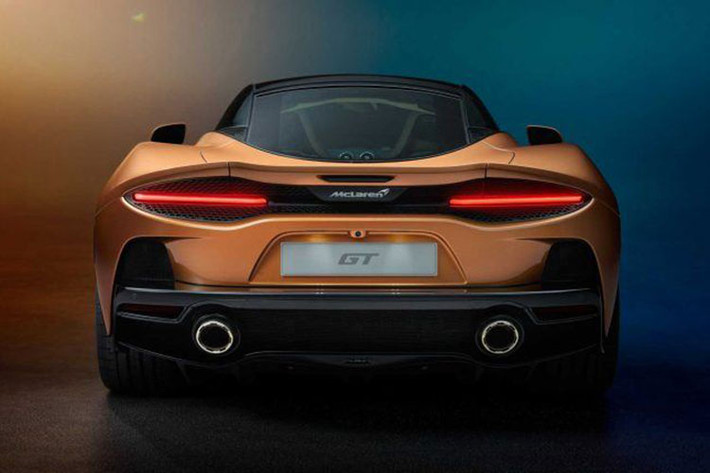Để làm được điều này, hãng McLaren cho biết họ đã bố trí động cơ V8 4.0L bao gồm cả hệ thống ống xả của động cơ đặt càng thấp càng tốt nhằm mang lại không gian để thêm hành lý phía trên. Chưa dừng lại đó, cốp trước của McLaren GT có thể tích 150L đủ để chở theo túi sách.