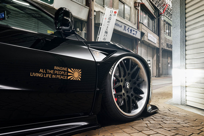 Honda NSX sở hữu khối động cơ 3.5 lít twin-turbo V6 tiên tiến, cùng với ba động cơ điện và bộ truyền động 9 cấp ly hợp kép. Tổng công suất của chiếc xe (động cơ xăng và động cơ điện) là 573 mã lực, và mô-men xoắn cực đại đạt 645,3 Nm.