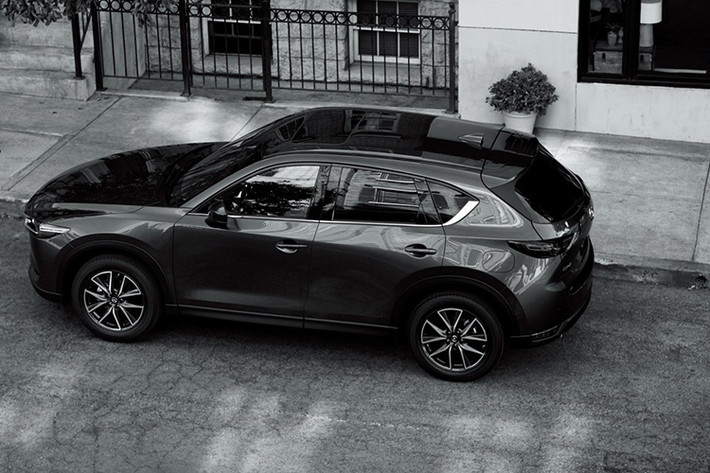 Mazda cho biết hãng đã làm việc chặt chẽ với tất cả các cơ quan liên bang và tiểu bang để đảm bảo rằng động cơ Skyactiv-D trên CX-5 đáp ứng được các tiêu chuẩn khí thải cần thiết và các quy định môi trường ở Mỹ.
