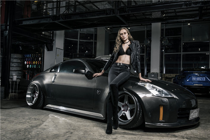 Ngoài ra, để tiện trong việc chơi drift, mẫu xế độ Nissan 350Z này còn được gắn bộ mâm kích thước lớn.