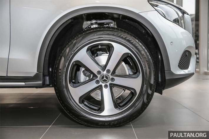 Hệ thống mâm hợp kim cỡ 18 inches thiết kế 5 chấu đơn bản to, cùng kích cỡ lốp lốp 235/55 trên xe Mercedes GLC 200. Ngoài ra, xe còn sở hữu giá để đồ trên nóc xe, bậc lên xuống bằng vật liệu hợp kim nhôm.