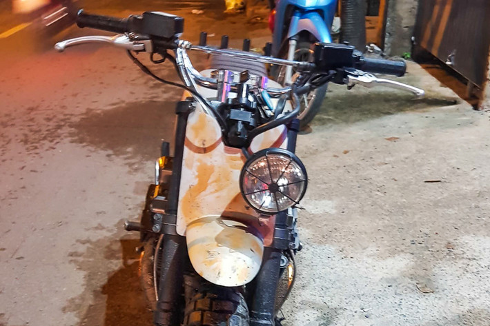 Phần đầu của xe với mặt nạ là một tấm ốp kim loại màu trắng đã được làm cũ, đèn pha được làm mới lại nhưng được ốp kím loại và đặt lệch sang bên trái. Ghi đông xe cũng được thay đổi theo phong cách Tracker, với thanh giằng thể thao dễ dàng di chuyển trên nhiều địa hình khác nhau.