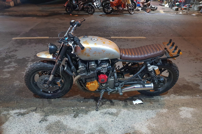 Khối động cơ trên chiếc CB750F này cho công suất 73 mã lực và mô-men xoắn 61,8 Nm, động cơ này chỉ được thay thế hệ thống xả với cổ pô 4-to-1, dẫn khí xả tới pô gò gãy khúc được chế tạo thủ công tại Việt Nam.