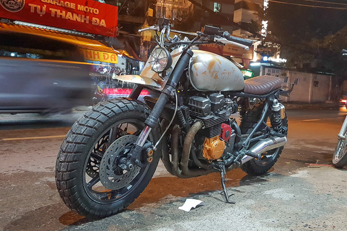 Sau khi hoàn thành, chiếc môtô phân khối lớn Honda CB750F đã có iện mạo hoàn toàn mới - cực chiến theo phong cách Walking Dead. Theo garage Tự Thanh Đa cho hay, hầu như các chi tiết trên xe đều đã được thay đổi. Hiện mức giá của bản độ này chưa được chủ nhân công bố.