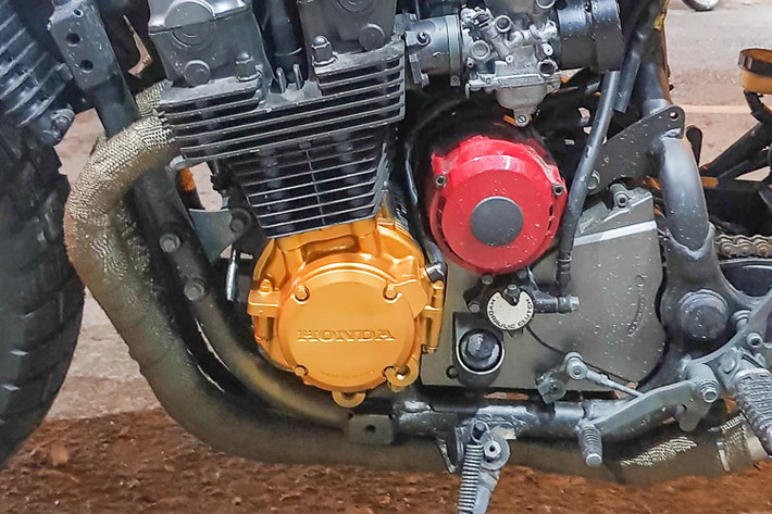 Honda CB750F được trang bị khối động cơ 4 xy-lanh thẳng hàng mạnh mẽ. Yếu tố này giúp cho việc tạo dáng cho xe trông hầm hố và dữ dằn hơn rất nhiều, bên cạnh đó, khối động cơ nguyên bản cũng được phục chế lại.