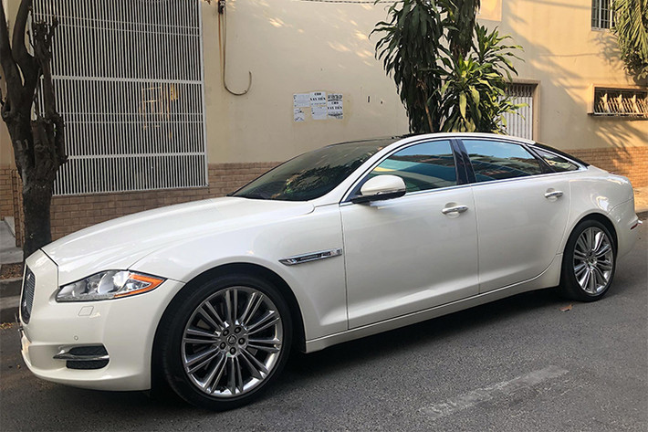 Chiếc Jaguar XJL phiên bản 2011 hiện đang được chủ nhân tại TP HCM chào giá hơn 2 tỷ đồng, đang chú ý là trên mẫu xe cũ này sở hữu biển số khá đẹp với ý nghĩa “mãi lộc phát - phát lộc”. Phiên bản XJL Portfolio đời 2016 thời điểm hiện tại đang được bán chính hãng tại Việt Nam với mức giá lên tới khoảng 6 tỷ đồng.