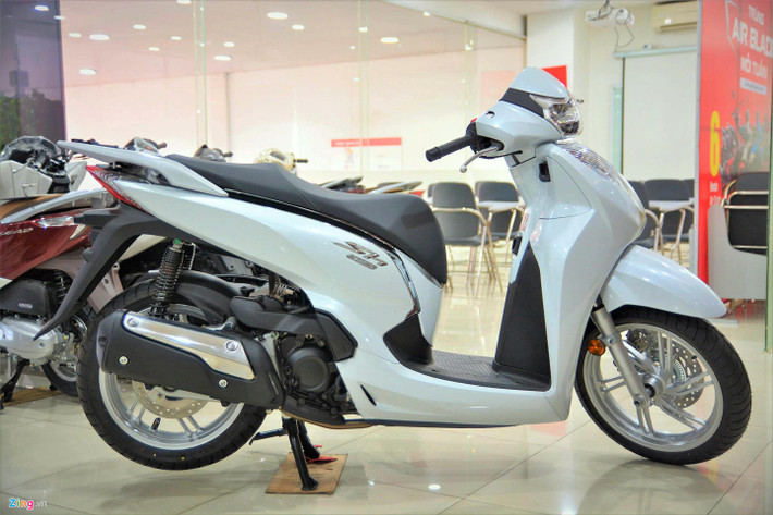 Honda SH300i 2019 mới được nhập khẩu nguyên chiếc từ Ý và phân phối chính hãng tại các cửa hàng bán xe do Honda ủy nhiệm (HEAD). SH300i thế hệ mới này vẫn giữ nguyên kiểu dáng và kích thước như phiên bản tiền nhiệm với chiều dài x rộng x cao lần lượt là 2.131 mm x 728 mm x 1.193 mm, chiều dài cơ sở 1.438 mm. Có 2 phiên bản cho khách hàng lựa chọn bao gồm phiên bản tiêu chuẩn và phiên bản thể thao.