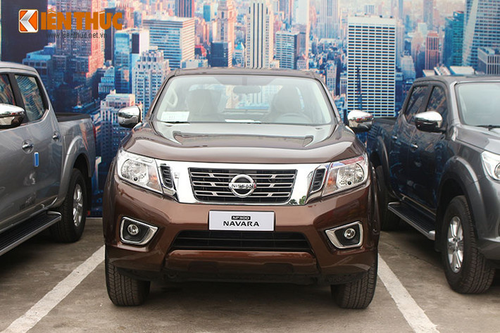 Phần đầu xe nổi bật với mô típ chữ V đặc trưng của Nissan bắt nguồn từ lưới tản nhiệt vuốt ngược lên nắp capo và chạy dọc đến chắn bùn phía trước. Cụm đèn pha hình boomerang với dải đèn LED chạy ban ngày, cùng đèn pha dạng projector cũng là một điểm nhấn cho xe.