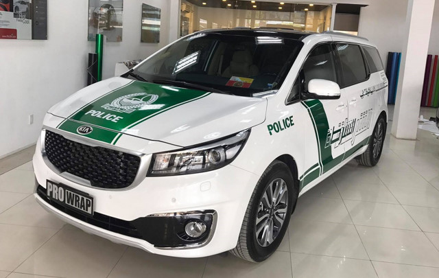 Mới đây nhất, lại xuất hiện thêm một chiếc MPV gia đình là Kia Grand Sedona được chủ nhân cho gia nhập đội ngũ "cảnh sát Dubai" ở Việt Nam. Ngay sau khi được chia sẻ trên mạng xã hội nó đã gây sốt.