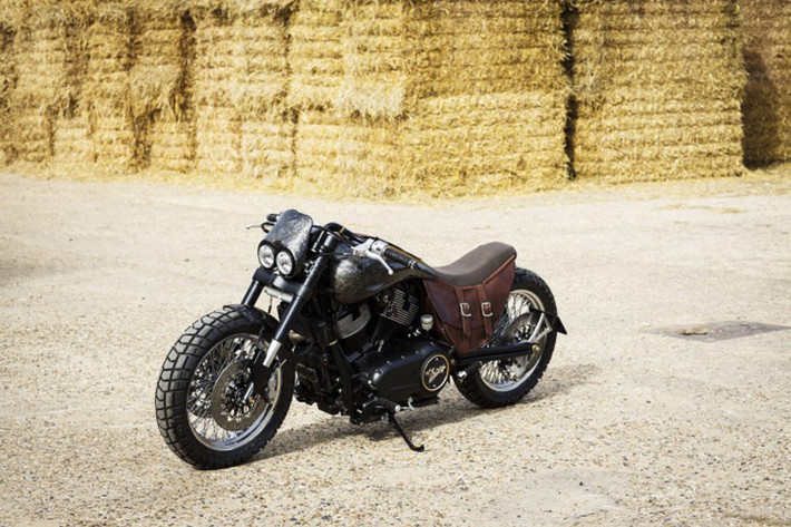 Bản độ Victory 1650cc Hammer sau khi "lên hình" đã được chủ nhân loại bỏ hết những bộ phận không cần thiết như; bảo vệ đầu xe, thân xe, yên, đầu đèn,...