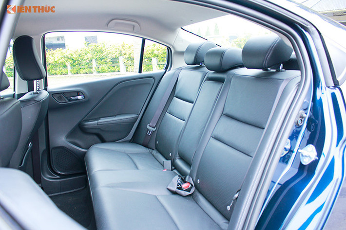 Ở hàng ghế sau không gian ngồi khá thoải mái và rộng rãi cho cả 3 người, không chỉ vậy Honda còn bổ sung thêm hai chi tiết mới rất đáng giá là tựa đầu thứ ba dành cho vị trí ngồi giữa và bệ tì tay kiêm hộc để ly. Trên phiên bản cao cấp của City 2017 sẽ là điều hoà tự động 4 vùng, phiên bản tiêu chuẩn vẫn sử dụng điều hòa chỉnh tay.