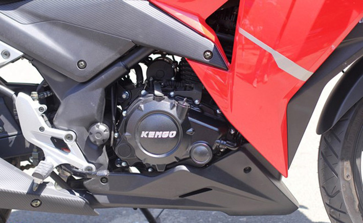Kengo R250 sử dụng động cơ xi-lanh đơn, giải nhiệt dung dịch, dung tích 255 cc, công suất cực đại 16,5 kW (22 mã lực) tại 8.000 vòng/phút, mô-men xoắn 17 Nm tại 6.000 vòng/phút.