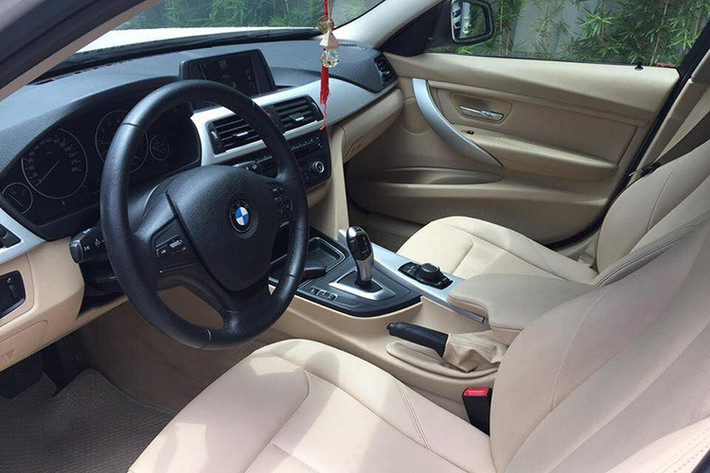 Trên phien bản BMW 3-Series đời cũ này, tiện ích cũng mở ra một thế giới đa phương tiện mới khi tích hợp dàn âm thanh “hàng hiệu” 6 loa có cổng kết nối USB và giao thức kết nối Bluetooth. Khách hàng có thể tùy chọn dàn âm thanh 13 loa Harman Kardon cùng với màn hình 8,8 inch kèm bộ định vị, có chức năng kết nối internet nếu muốn.