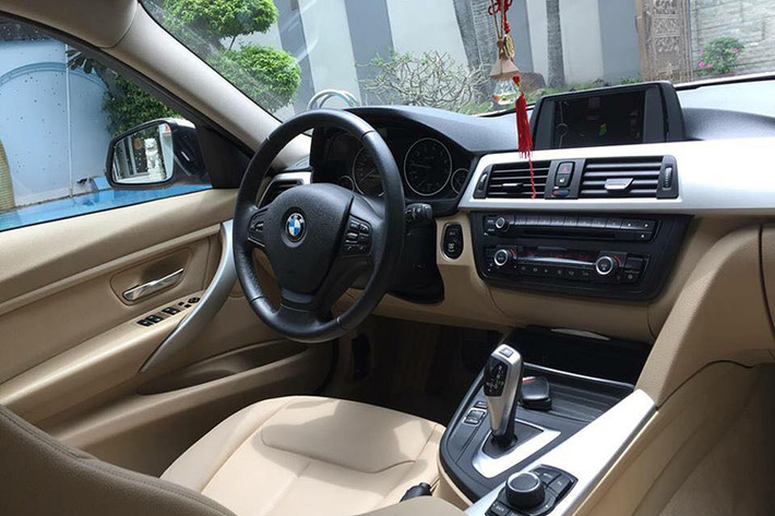 Khoang lái của BWM 3- Series được thiết kế hướng về người lái với phong cách trẻ trung, năng động. Màn hình hiển thị trung tâm có kích thước 6,5 inch được thiết kế thanh thoát với góc đặt nghiên về phía người lái một góc 7 độ. Người lái có thể dễ dàng truy cập vào giao diện điều khiển trung tâm qua bộ điều khiển iDrive thế hệ mới.