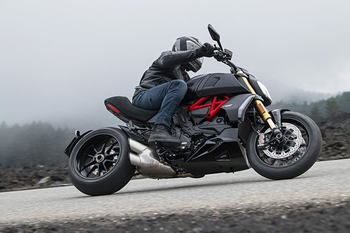 Nâng cấp khối động cơ đã khiến cho chiếc Diavel 1260 dường như trở thành một chiếc naked-bike thực thụ với công suất mạnh mẽ hơn và khả năng tăng tốc ấn tượng. Để phù hợp hơn với xe cũng như thân thiện với người lái, Ducati cũng đã tiến hành hiệu chỉnh sức mạnh của xe ở mỗi cấp số.
