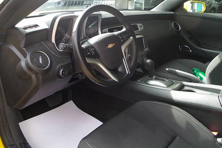 Thuộc dòng xe thể thao bình dân, chiếc Chevrolet Camaro đời 2015 này sở hữu không gian nội thất khá đơn giản và được tập trung chủ yếu vào vị trí người lái. Vô lăng 3 chấu thể thao, một màn hình đa phương tiện nằm chính giữa bảng điều khiển trung tâm.