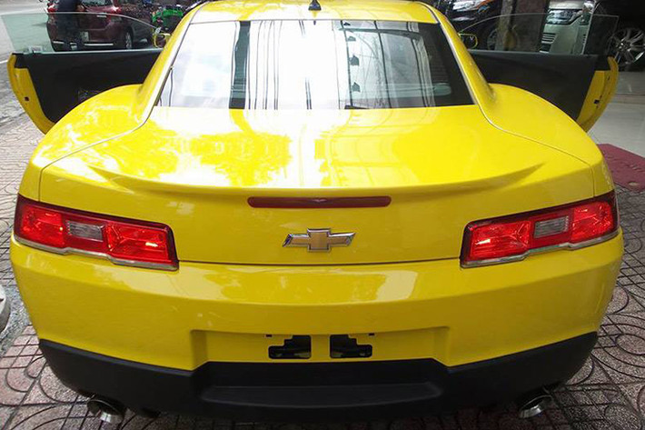 Ở phía sau, mẫu xe cơ bắp Camaro thế hệ thứ 6 này cũng vẫn có đèn hậu gợi nhớ về Camaro thế hệ đầu tiên, nhưng sử dụng hộp đèn thiết kế mới. Ngoài ra, chiếc xe còn có cản sau với các đường nét góc cạnh hơn.