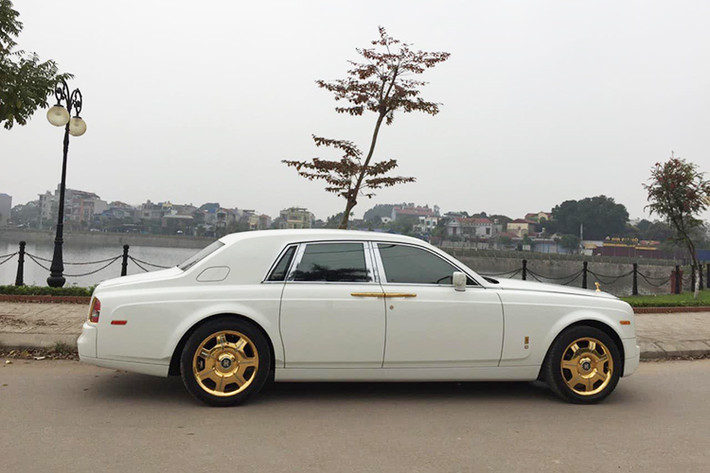 Gần đây, chiếc Rolls-Royce Phantom của đại gia Thái Nguyên đã được một số người chuyên mua bán xe sang tại Hà Nội tìm chủ nhân mới. Mức giá rao bán được ước tính khoảng 15 tỷ đồng, rẻ hơn phân nửa so với lúc xe về nước cách đây 5 năm. Đáng chú ý nhất chính là ngoại thất mạ vàng và biển số "tứ quý 9" siêu đẹp.