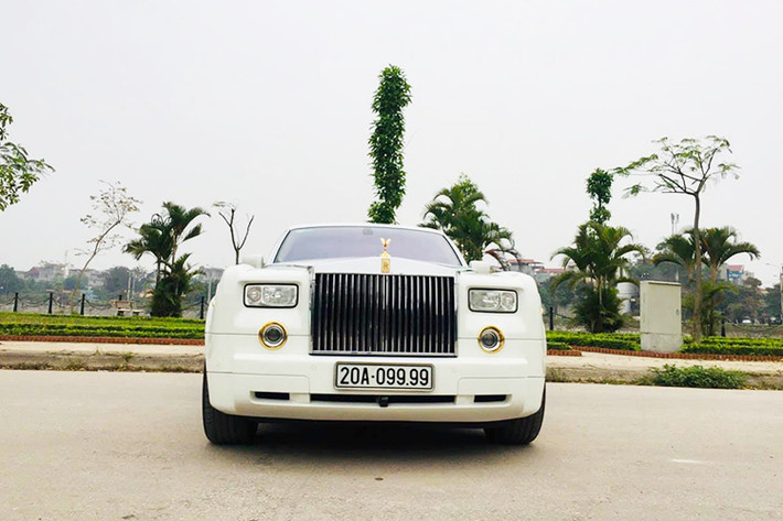 Ngoài việc một số chi tiết như viền đèn pha, sương mù, đèn hậu, tay nắm cửa hay bộ mâm được mạ vàng óng ánh tại Việt Nam - biểu tượng nữ thần Spirit of Ecstasy trước đầu xe Rolls-Royce Phantom tại Thái Nguyên này cũng được đúc bằng vàng khá đẹp mắt.